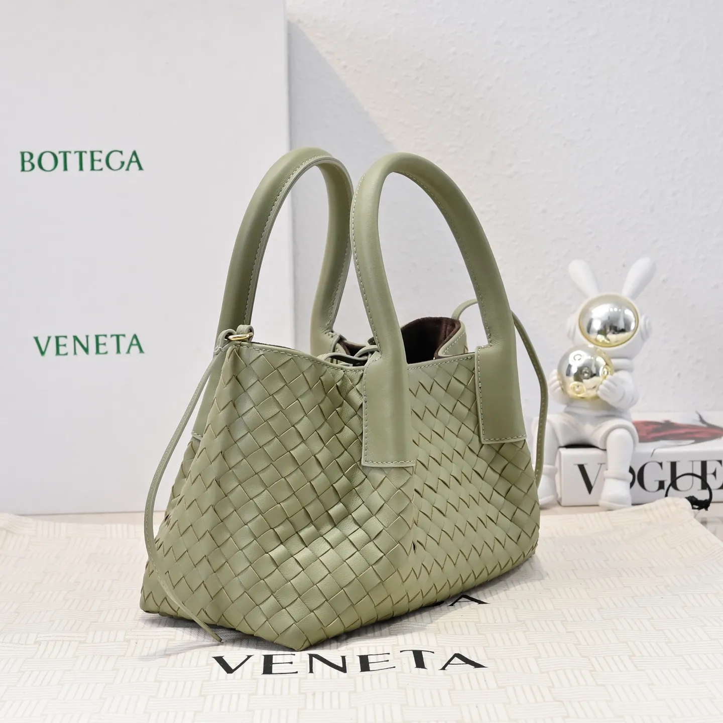 Batch 1760 BOTTEGA VENETA 2025 new product pinacoteca has super soft leather, and the weaving function, practicality and relaxed fashion sense have not fallen behind❤️‍🔥Amway has given sisters a must-have bag when going out. The size of the bag also accurately meets the commuting needs of urban beauties. It can accommodate mobile phones, keys, lipstick, powder, sunscreen, shopping bags...all of it! ! ! 🔥The capacity should not be underestimated~ It does not choose people, clothes, or occasions. With its majestic curved outline, exquisite woven texture, delicate edges and rounded handles, this woven vegetable basket bag truly achieves the goal of "dressing up and being fashionable without getting in the way"~ Are you interested in Jimei? Style number: 9004 Size: 24*15*12cm